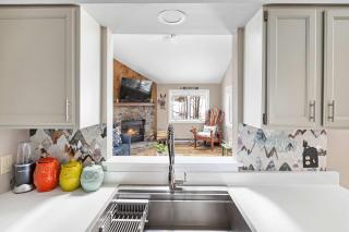 Sleek 2BR Kettlebrook Condo with Fireplace Ski-in Ski-out - 9