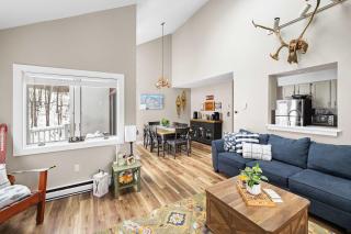 Sleek 2BR Kettlebrook Condo with Fireplace Ski-in Ski-out - 4