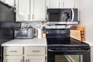 Sleek 2BR Kettlebrook Condo with Fireplace Ski-in Ski-out - 2