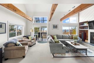 Trailside 4BR Getaway Hot Tub & Mountain Views - 4