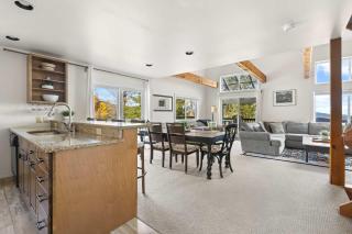 Trailside 4BR Getaway Hot Tub & Mountain Views - 1