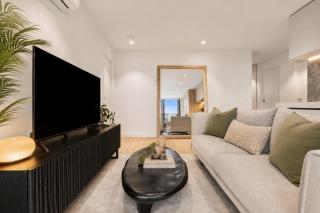 Luxury Sky High Apartment with Pool Gym & Parking - 8