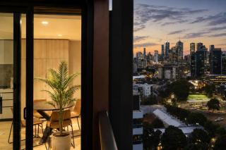 Luxury Sky High Apartment with Pool Gym & Parking - 2