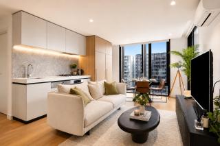 Luxury Sky High Apartment with Pool Gym & Parking - 0