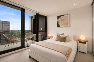 Luxury Sky High Apartment with Pool Gym & Parking - 4