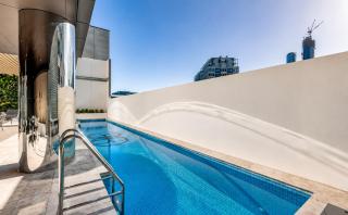 Luxury Sky High Apartment with Pool Gym & Parking - 3