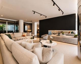 Luxury Sky High Apartment with Pool Gym & Parking - 1