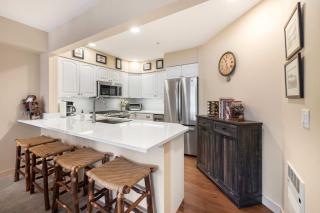 3BR plus Den Mountain Getaway Steps from the Slopes - 9