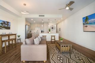 Downtown Oasis Poolside Condo Patio Gym - 3