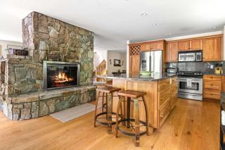 Luxury Okemo Lodge half mile to Slopes Sleeps 14 - 8