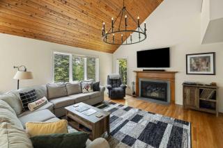 5BR Chalet with Hot Tub Game Room & EV Charger - 6
