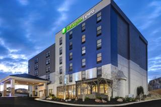 Holiday Inn Express & Suites Central Omaha by IHG - 0