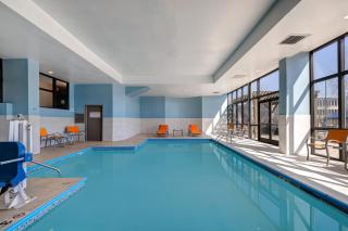 Holiday Inn Express & Suites Central Omaha by IHG - 3