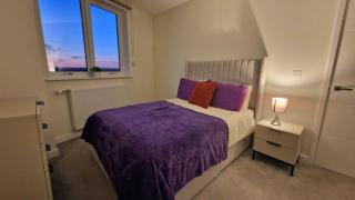 Gorgeous Riverside Flat with Free Parking & Wi-Fi - 2