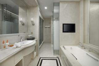 Crowne Plaza Nanchang Riverside by IHG - 9