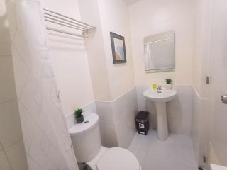 Centropolis Communities Room with Washer, Pool Access and Free Parking - 1