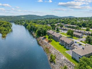 Peaceful Lakeview Escape - For 6 - 9