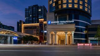 Holiday Inn Express Chongqing Yangjiaping - 2
