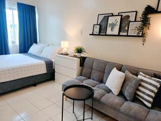 Centropolis Communities Room with Washer, Pool Access and Free Parking - 0