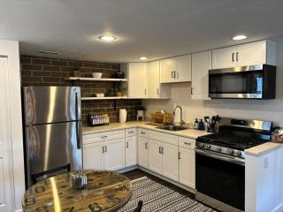 Industrial-Chic Studio, Full Kitchen Near Hotspots - 7