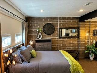 Industrial-Chic Studio, Full Kitchen Near Hotspots - 9