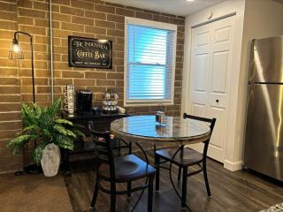 Industrial-Chic Studio, Full Kitchen Near Hotspots - 1