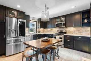 Luxurious 1875 Home, King Suite Central Location - 9