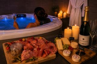 Séjour Romantique Jacuzzi intérieur Privé - 5