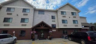 Yellowstone Lodge - 2