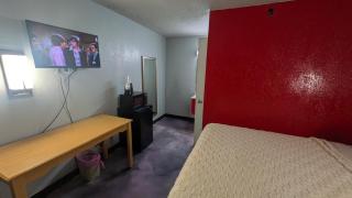 Queen Bed Hotel Room 336 - 4