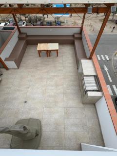 Modern 3-Level Apartment with Rooftop & BBQ - 1