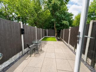 7 Bed Home in Runcorn Perfect for Corporate Stays - 6
