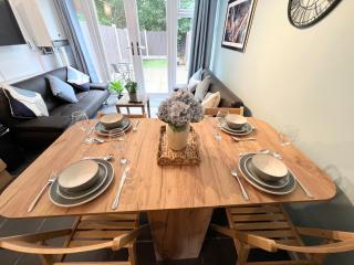 7 Bed Home in Runcorn Perfect for Corporate Stays - 5
