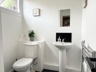 7 Bed Home in Runcorn Perfect for Corporate Stays - 4