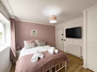 7 Bed Home in Runcorn Perfect for Corporate Stays - 3
