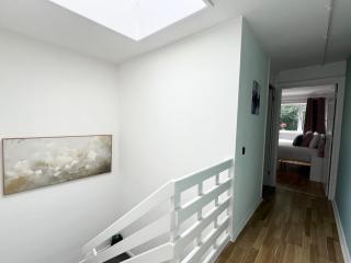7 Bed Home in Runcorn Perfect for Corporate Stays - 1