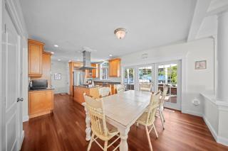 XL Cape Retreat - Pool - Hot Tub - 5min to Beach! - 2