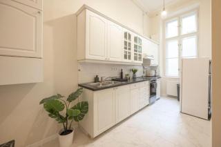 Elegant Marble 3BR Near Opera House Grand Windows - 7
