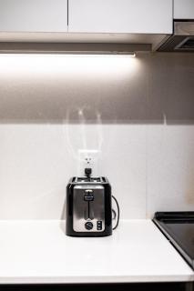 Chic Pet-Friendly Stay - Central Montreal - 8