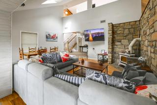 Group Getaway w/ Lake Access in Bronston! - 0