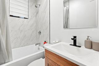 Ideal Montreal Escape - 6 mins From Metro - Sleeps 4 - 7