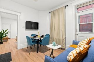 Ideal Montreal Escape - 6 mins From Metro - Sleeps 4 - 5