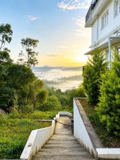 Titha 3BR Villa With Valley View Munnar By Homeyhuts - 2