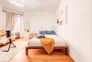 Chic Apt in Montreal - Sleeps 4 - Pets Friendly Stay - 0
