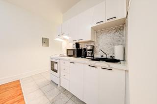 Chic Apt in Montreal - Sleeps 4 - Pets Friendly Stay - 9
