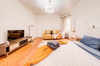 Chic Apt in Montreal - Sleeps 4 - Pets Friendly Stay - 7