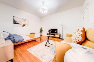 Chic Apt in Montreal - Sleeps 4 - Pets Friendly Stay - 5