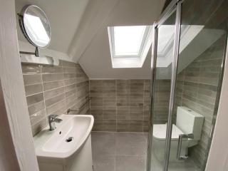 Modern and Spacious Apt6 - sleeps 6 - free parking - 6