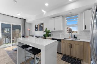 Stylish 2BR 2BT Apt in the Heart of Secord - 9