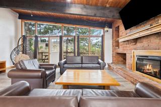 Hickory Hideaway w Hot Tub by Property Valet - 5